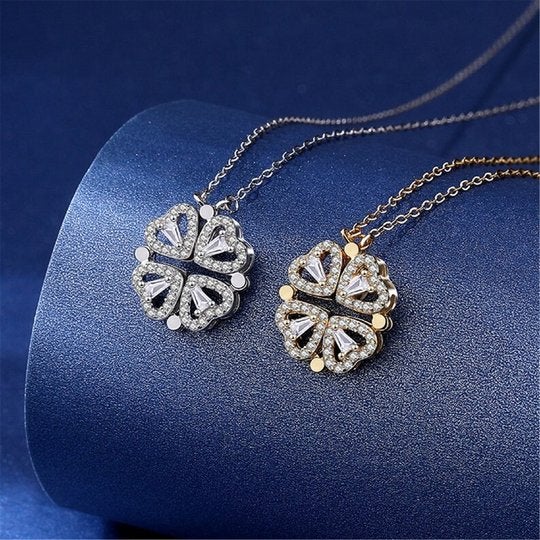 Collar con forma de corazón de cuatro hojas