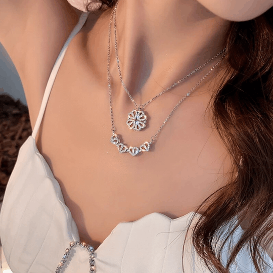 Collar con forma de corazón de cuatro hojas