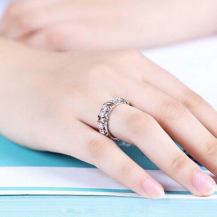 Anillo de plata de ley con cruz de diamantes 