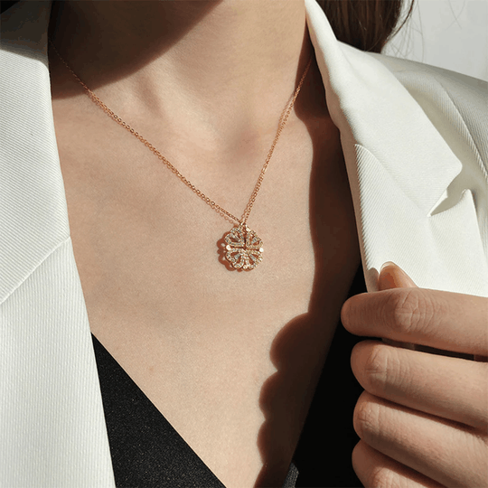 Collar con forma de corazón de cuatro hojas