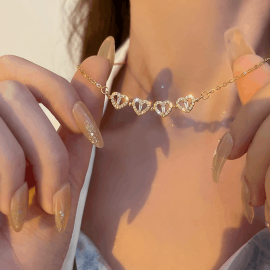 Collar con forma de corazón de cuatro hojas