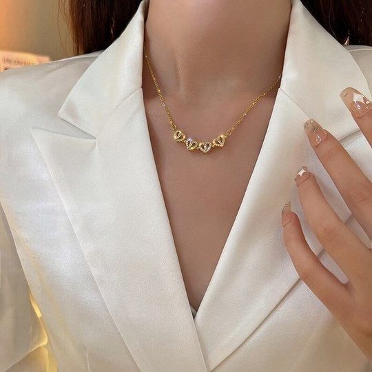 Collar con forma de corazón de cuatro hojas