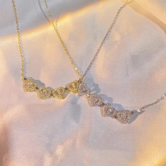 Collar con forma de corazón de cuatro hojas