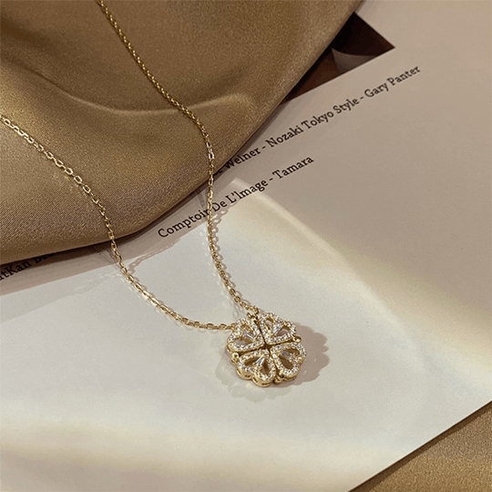 Collar con forma de corazón de cuatro hojas