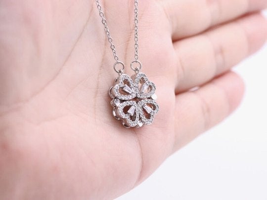 Collar con forma de corazón de cuatro hojas